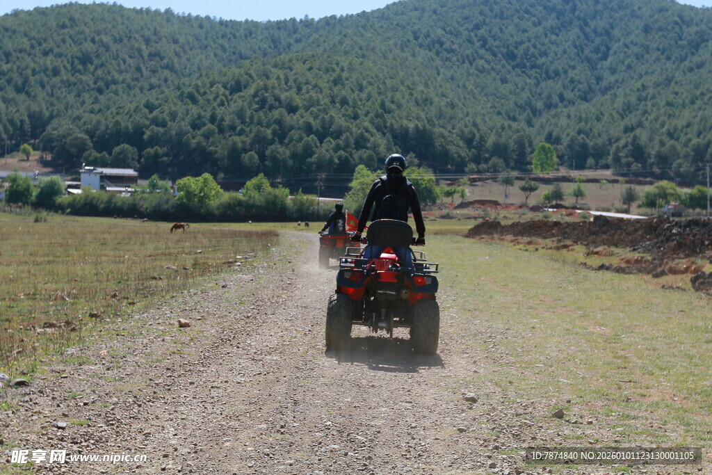 田野间的四轮摩托骑行