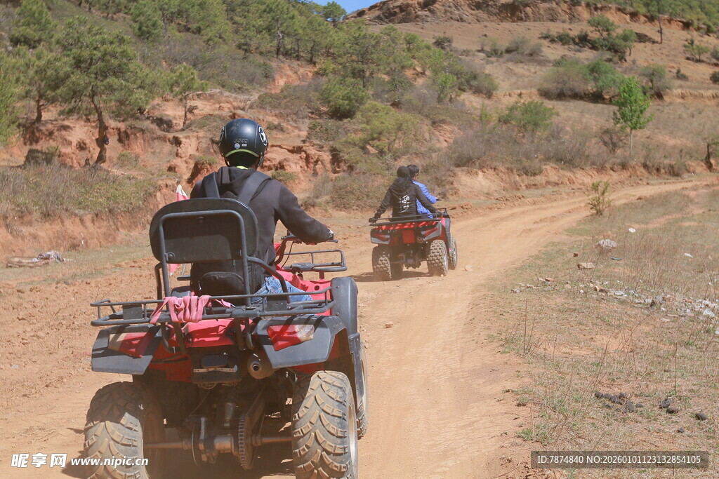 四人骑行于山间越野小道