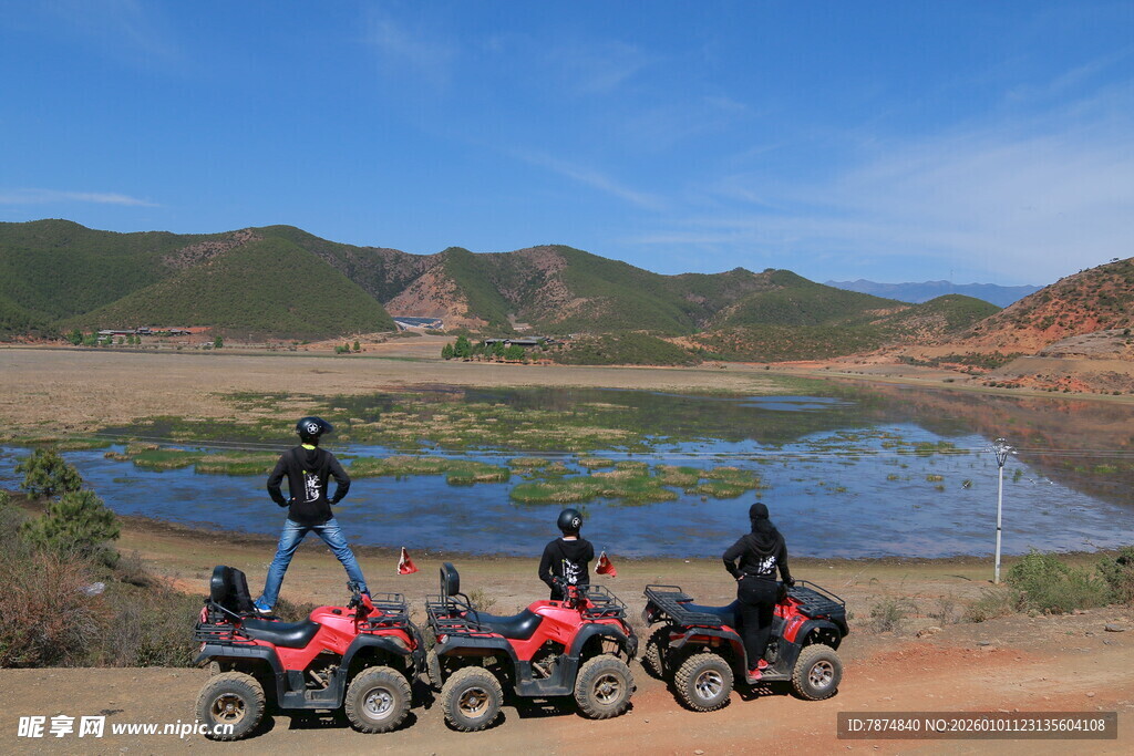 四人沙滩车骑行于湖畔