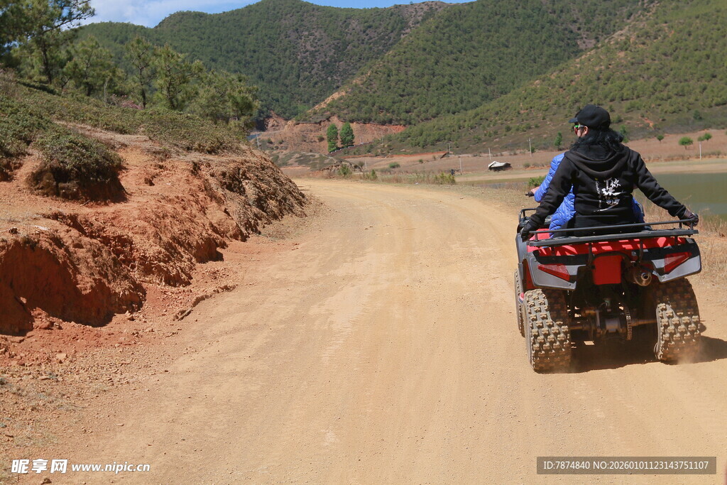 越野者驰骋于山间土路