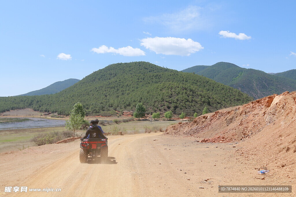 越野者驰骋于山间土路
