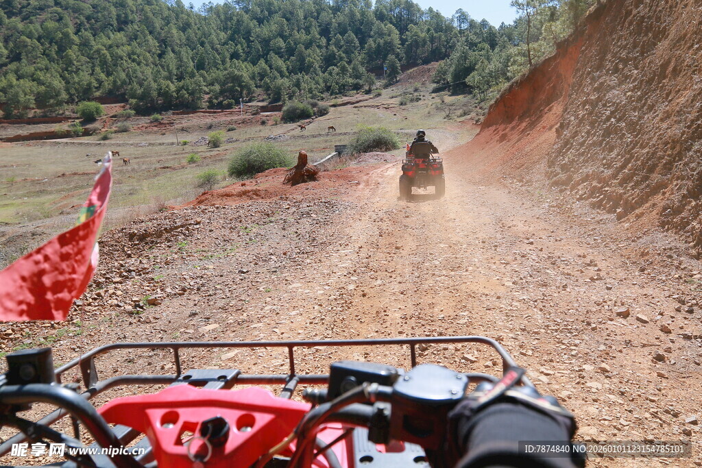 越野车队驰骋于山间土路