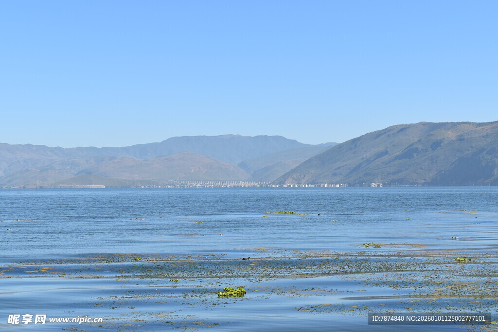 宁静湖水与远处山峦