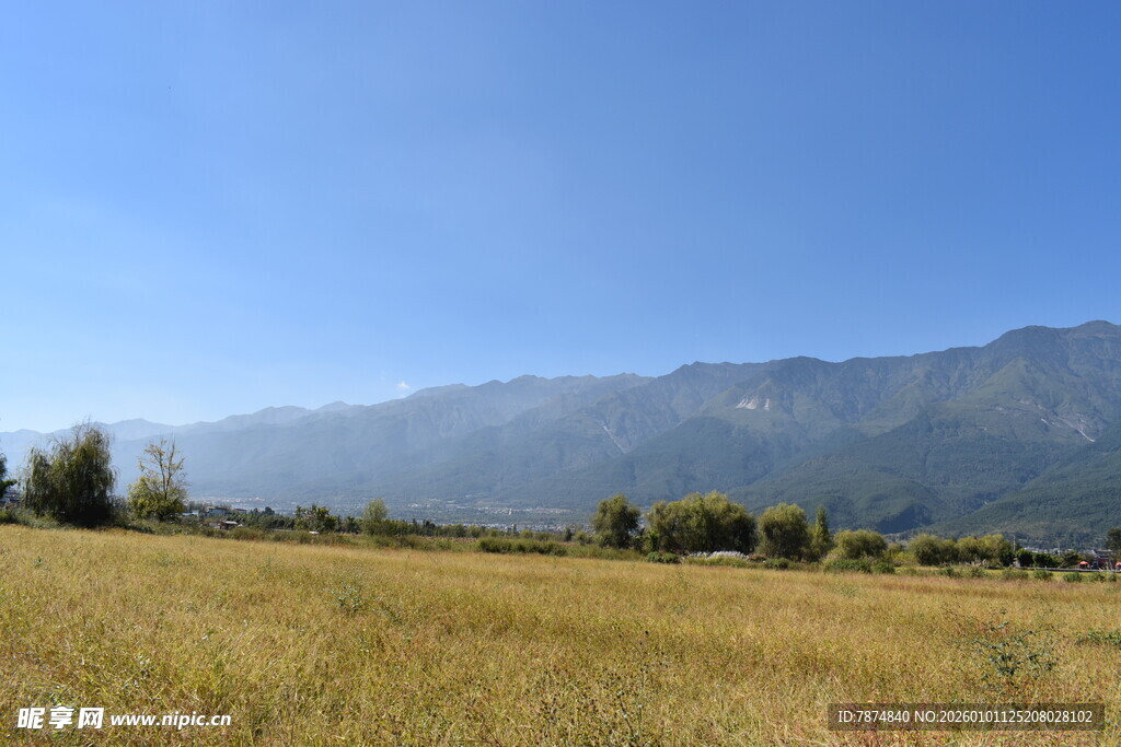 广袤田野与远处山峦风光