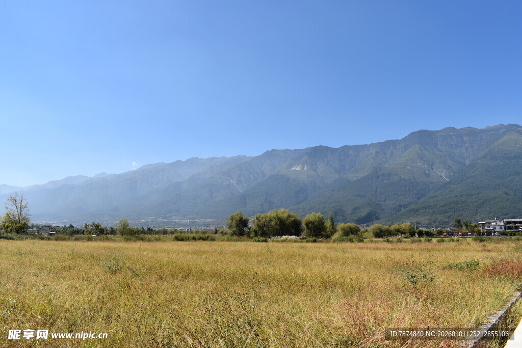 广袤田野与远处山峦风光