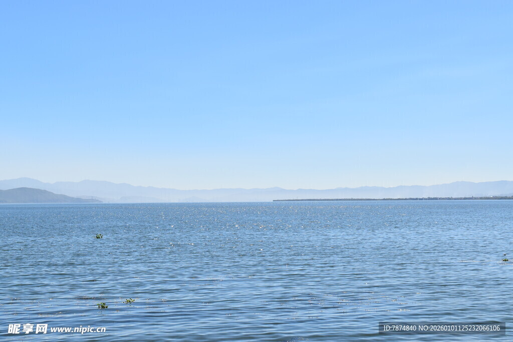 平静海面与远处山峦景色