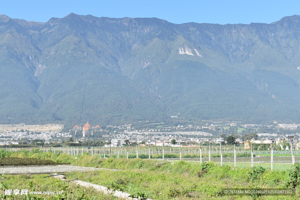 山间绿野中的开阔景致