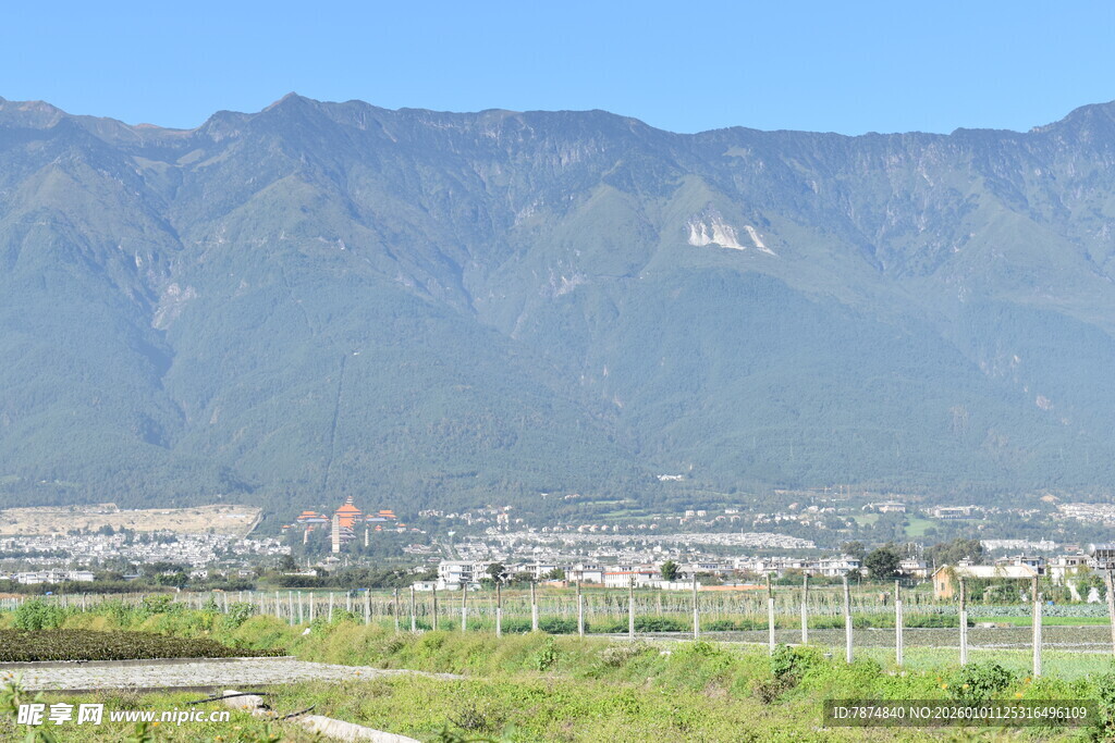 青山下的开阔田园风光