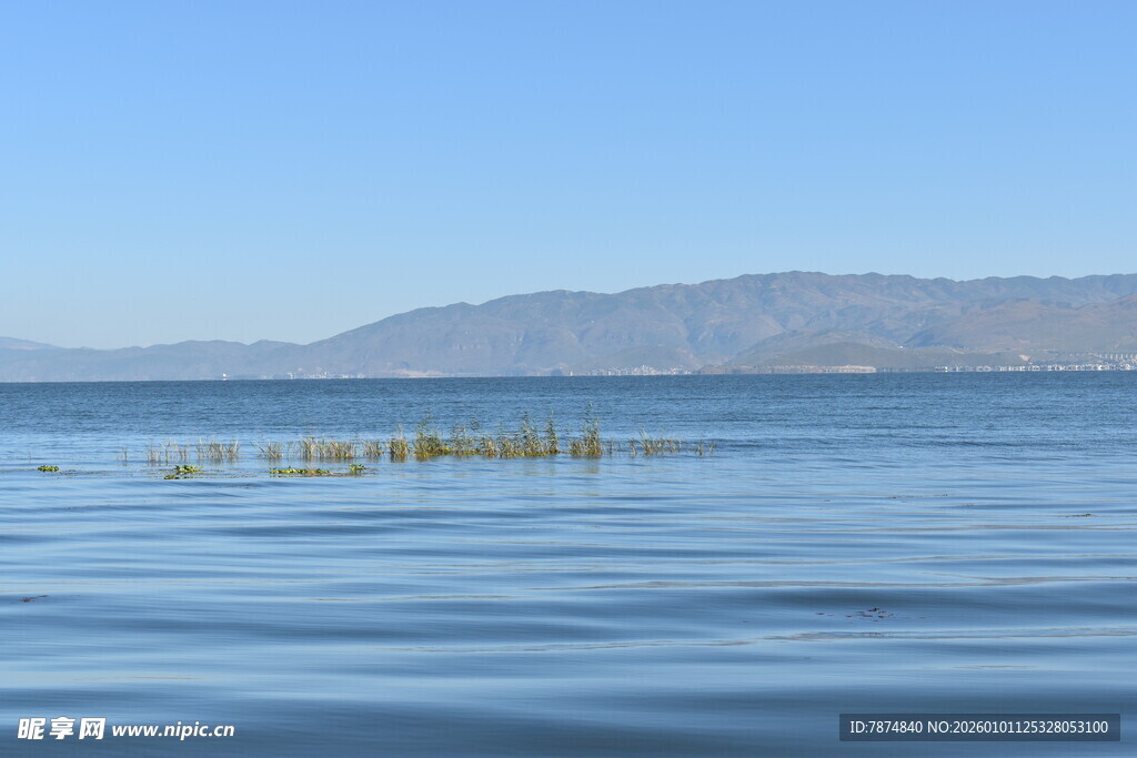 平静湖面与远处山峦