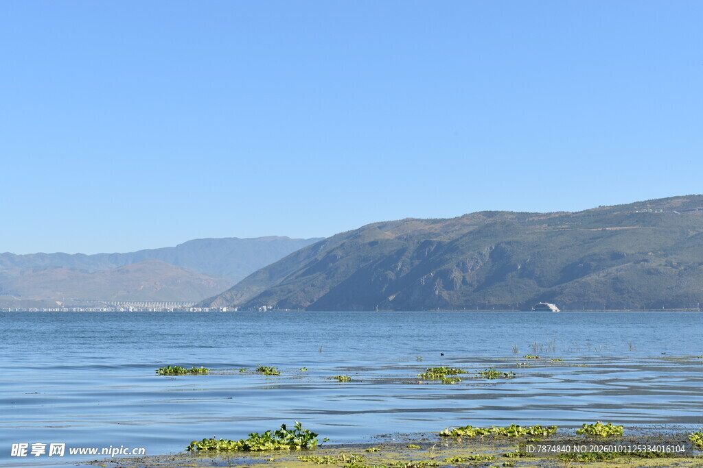 宁静湖景与远山