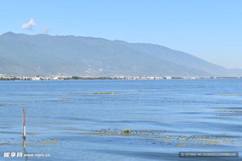 宁静湖水与远处山峦