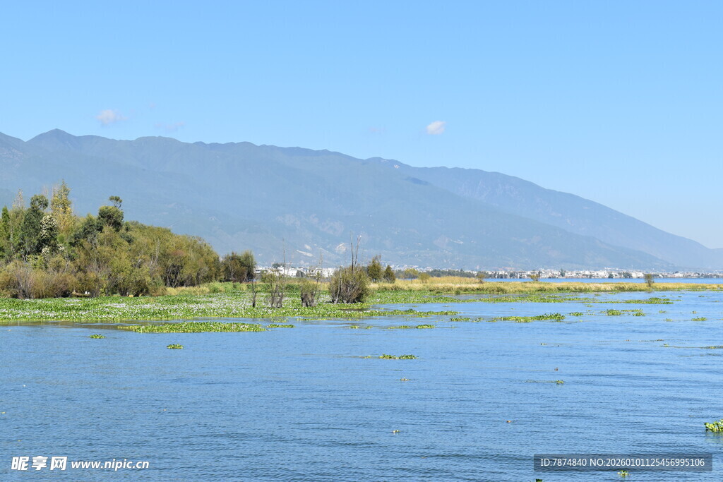 湖畔青山绿水美景如画