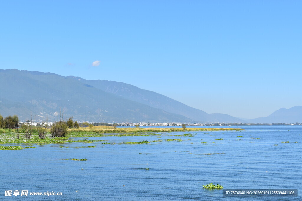 湖畔青山绿水美景如画