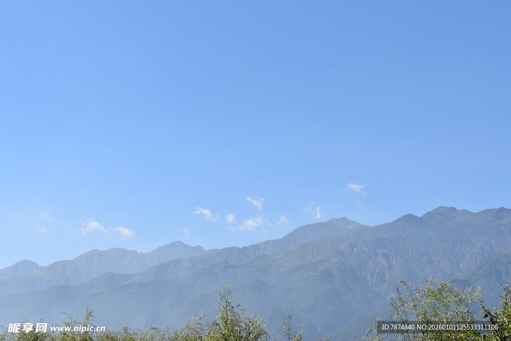 蓝天映衬下的连绵山脉