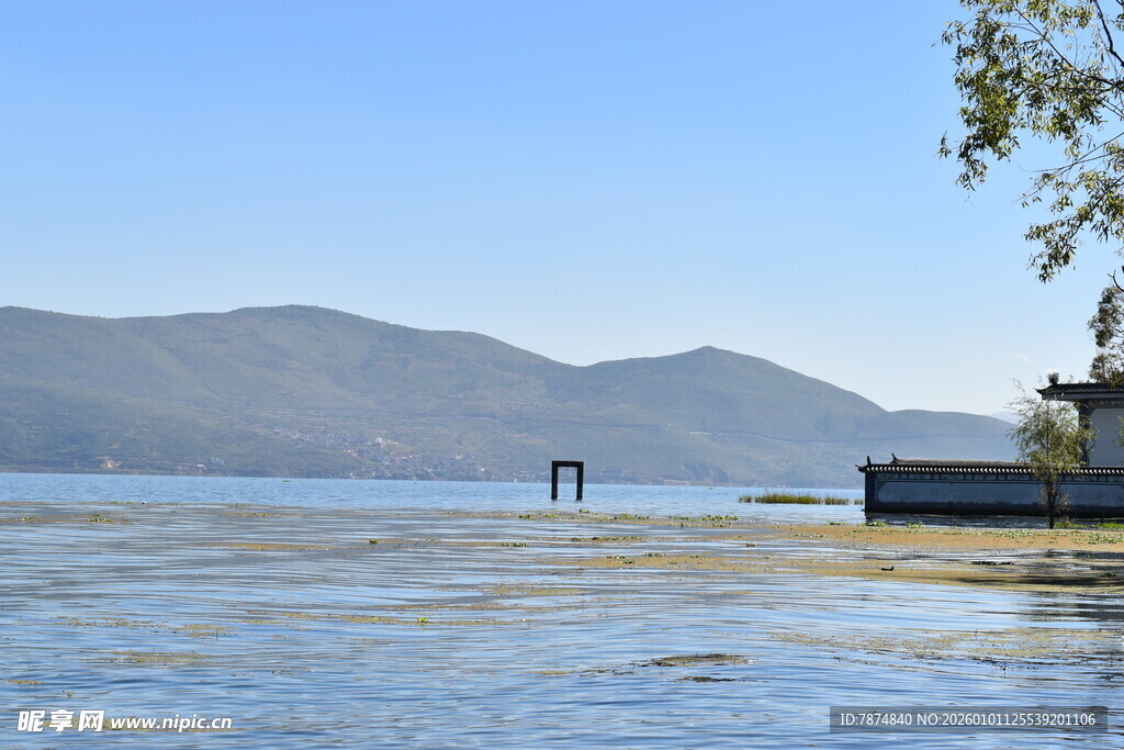 宁静湖景与远山相映
