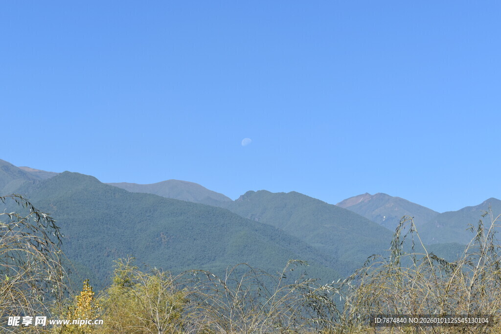 蓝天映衬下的连绵山脉