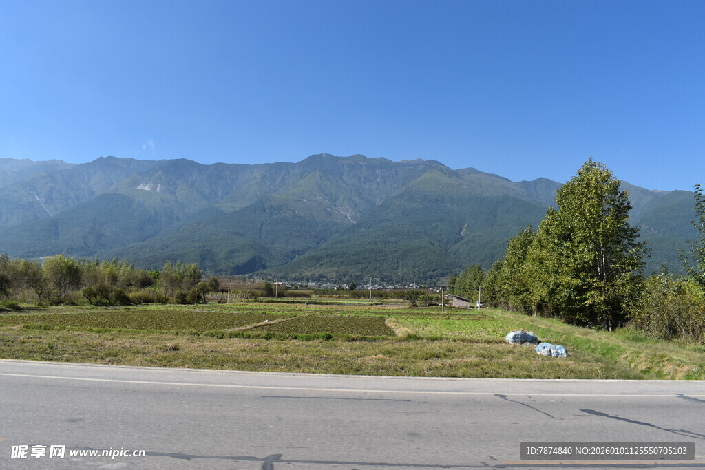 公路旁的远山与开阔景致