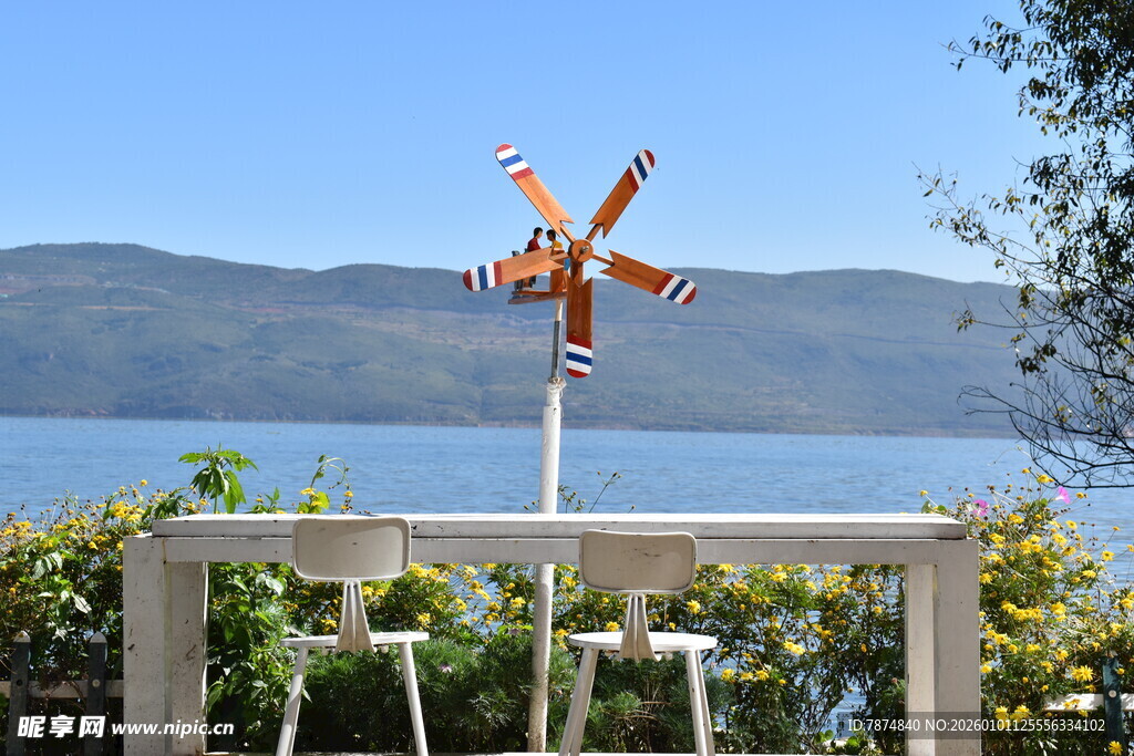 湖畔风车景观