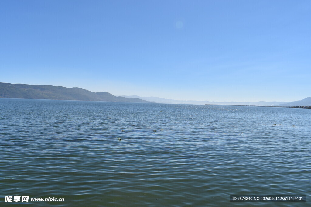 宁静广阔的湖面风光