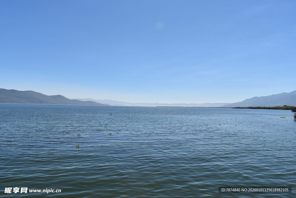 宁静辽阔的湖景风光