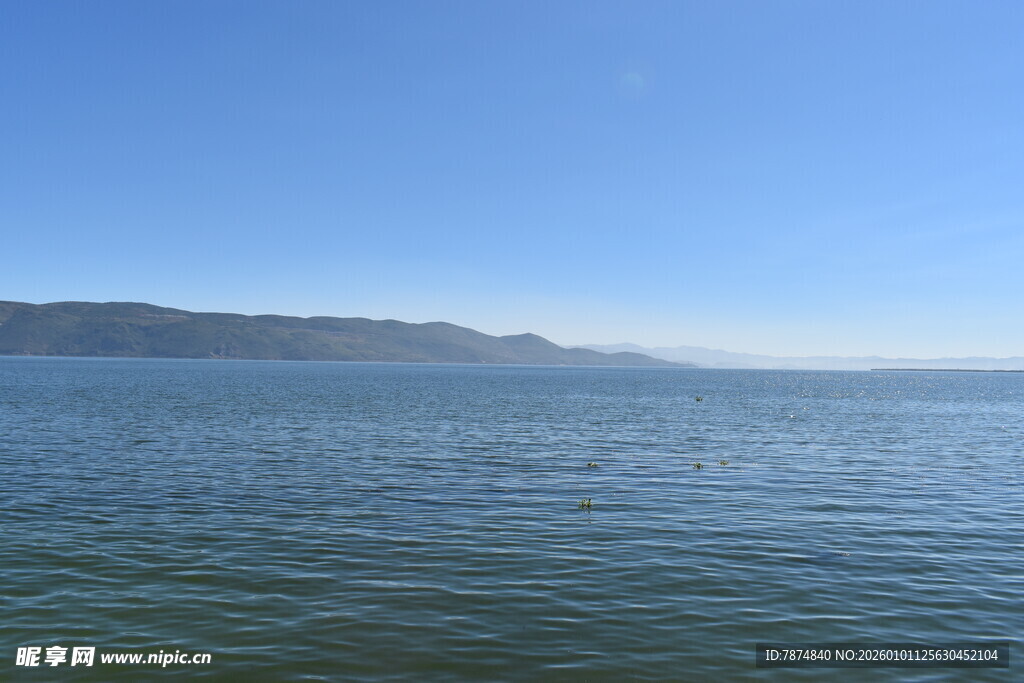宁静海面与远处山峦