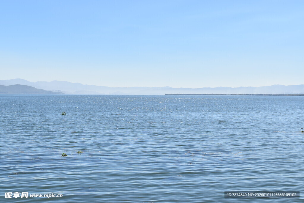 平静湖面 蓝天碧水景致