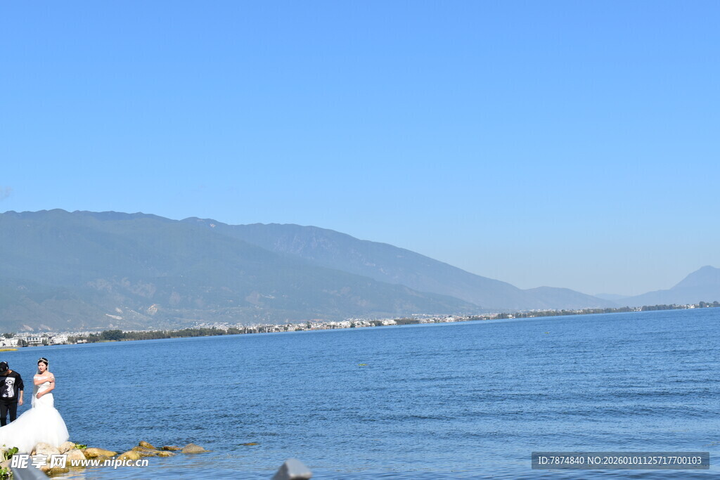海边风景 远山与蓝色水域