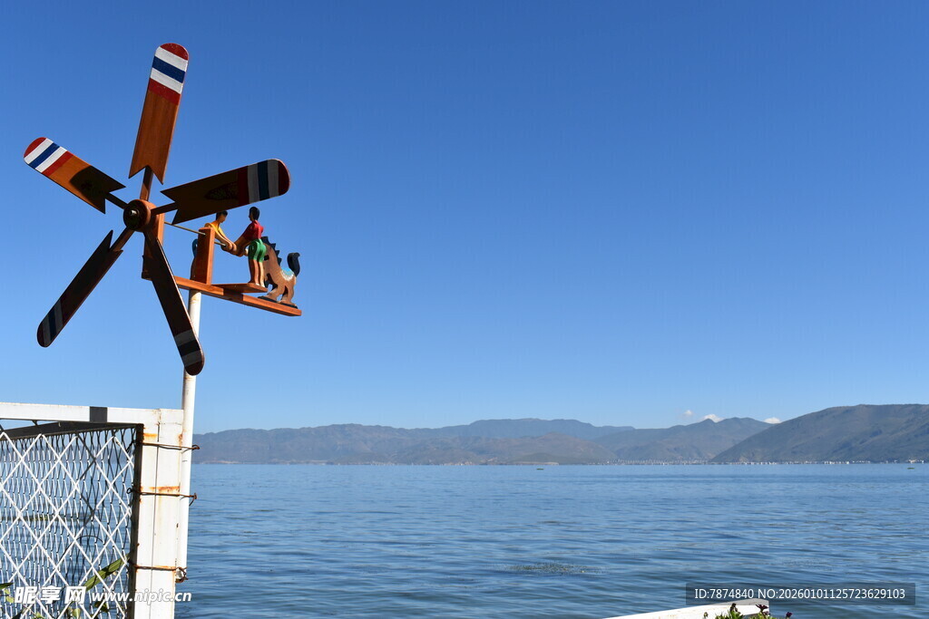 湖畔风车 静赏湖光山色