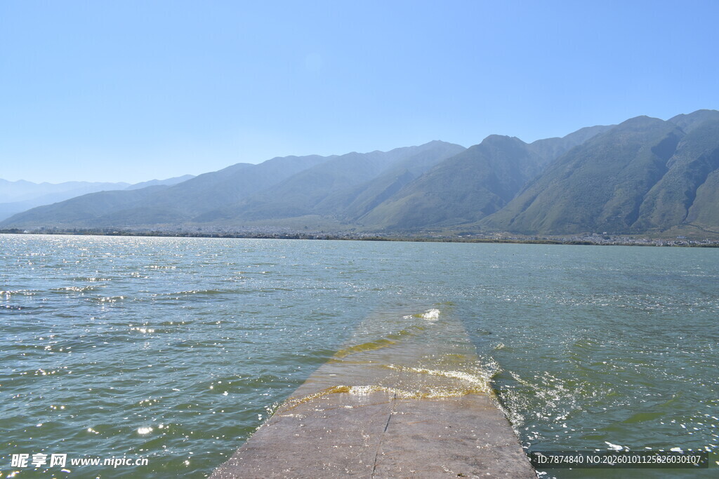 延伸至湖中的木质栈道