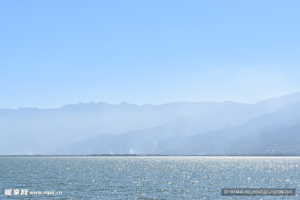 宁静湖景与远山