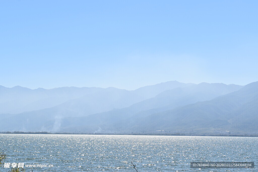宁静湖景与远山