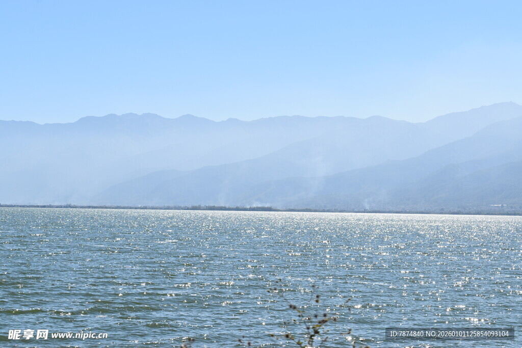 宁静湖水与远处连绵山脉