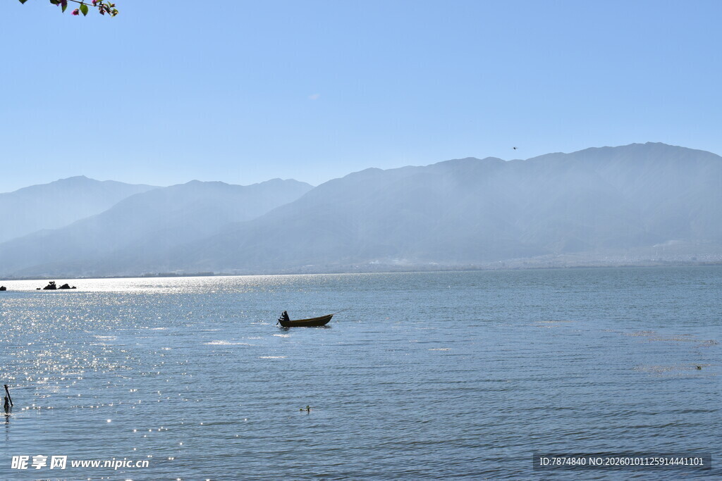 海边孤舟 远山碧海之景