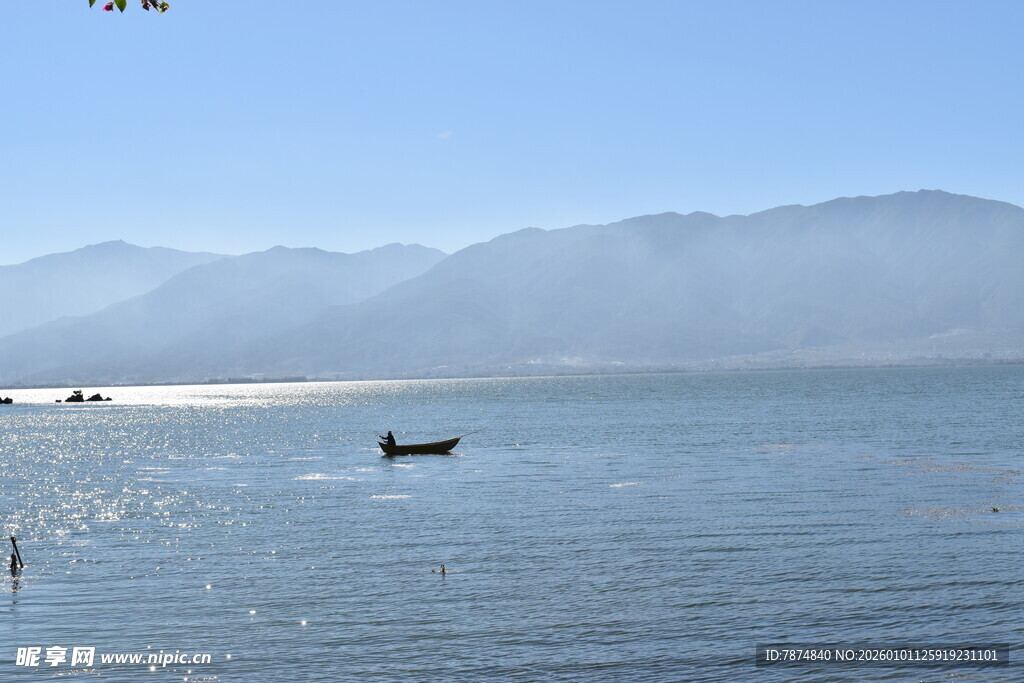 宁静海边小船与远山景色