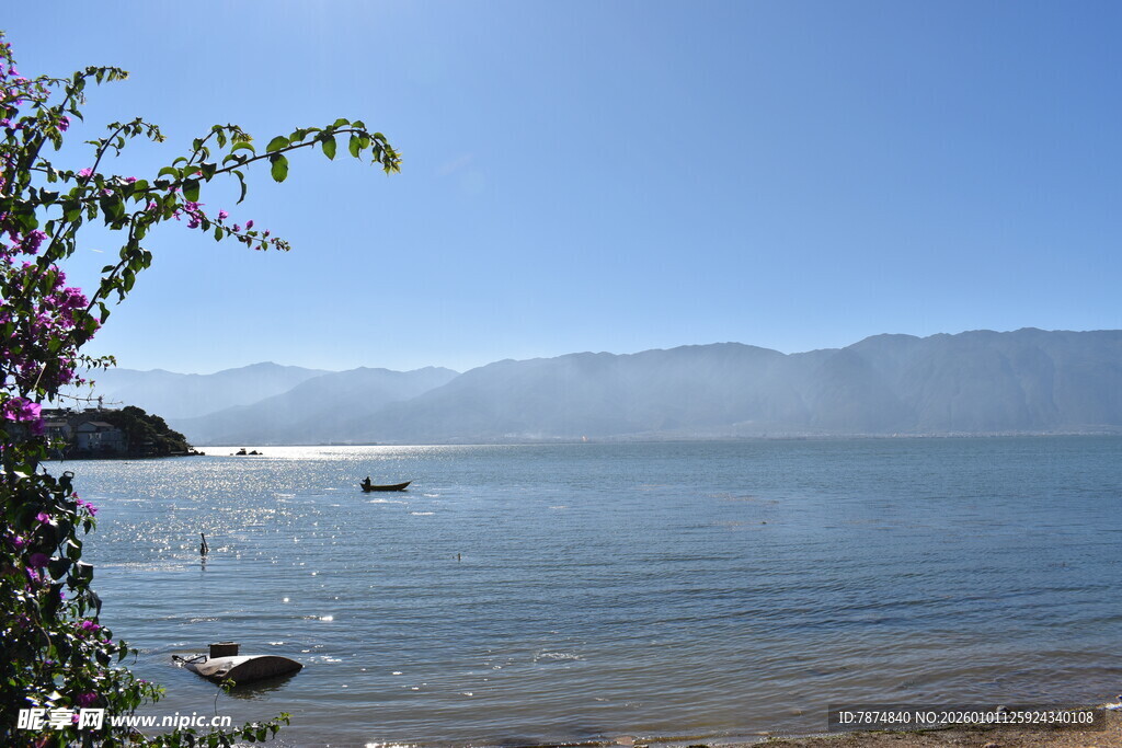 湖畔美景 小船悠游于山水间