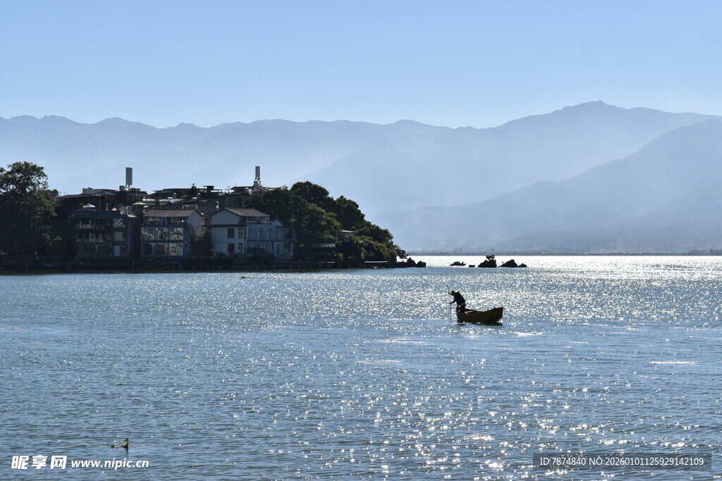 湖畔孤舟伴远山美景