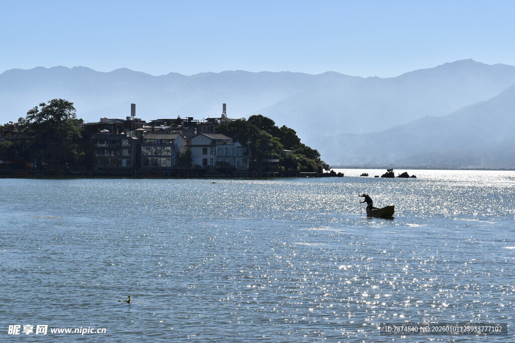 湖畔孤舟 远山近景如画