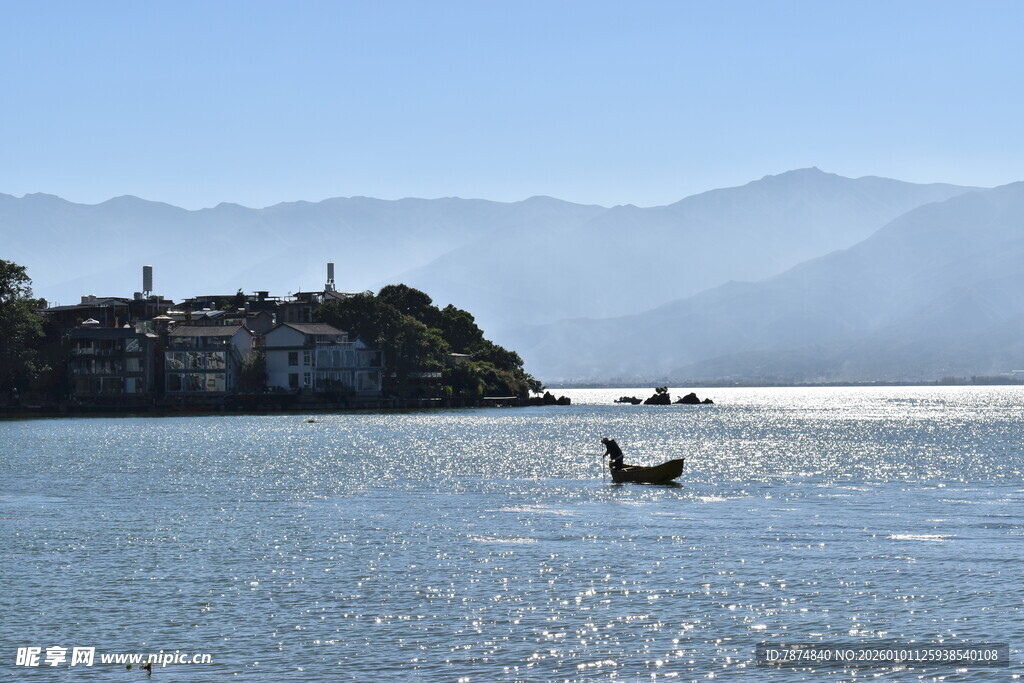 湖畔孤舟 远山近景如画