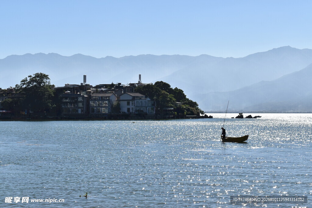 海上孤岛与小船的景致