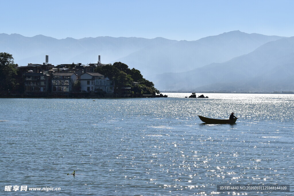 湖畔孤舟 远山近景如画