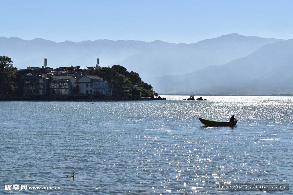 湖畔孤舟 远山近景如画