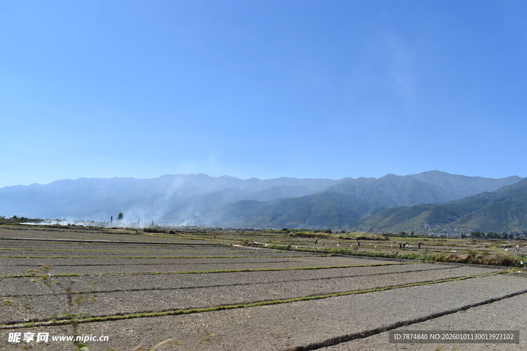 田野风光 远山蓝天相伴
