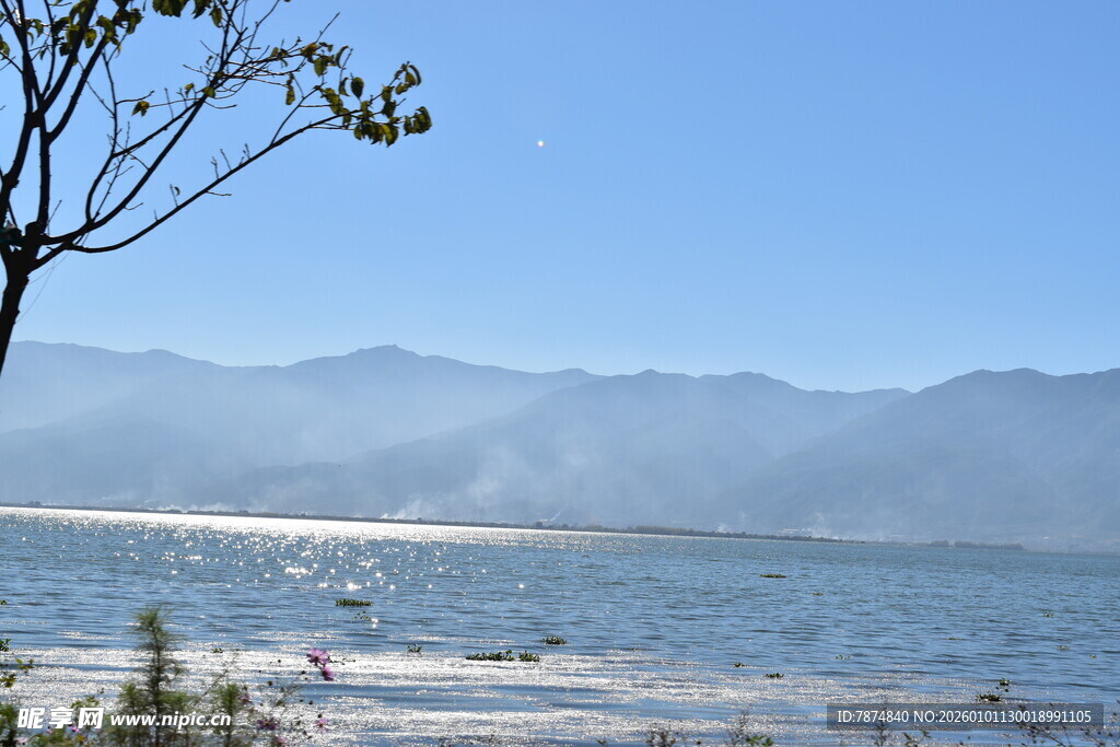 湖畔风光 远山近树映蓝天