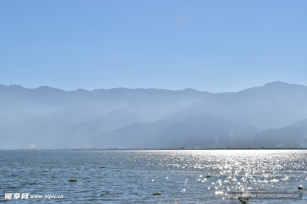波光粼粼的山水风光