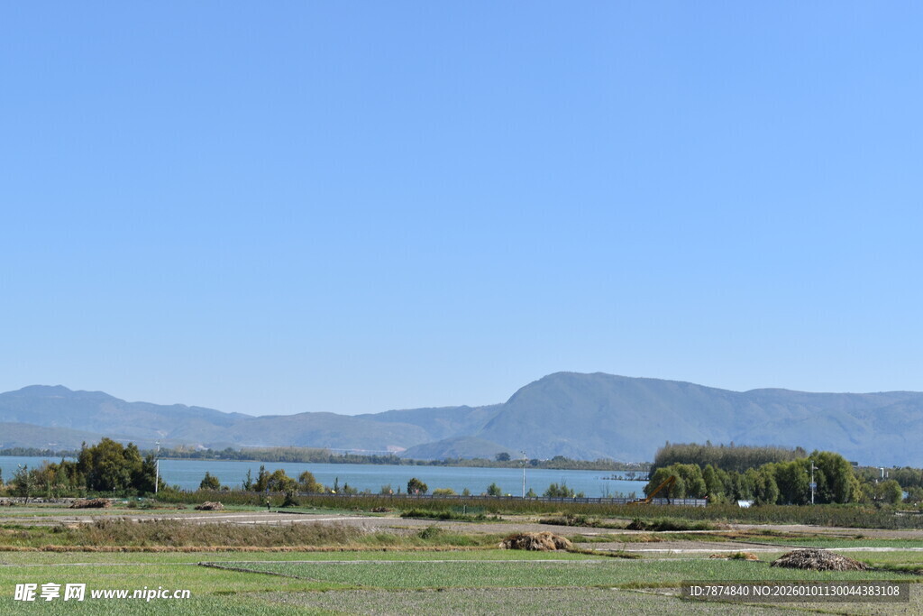 湖畔草地与远山美景