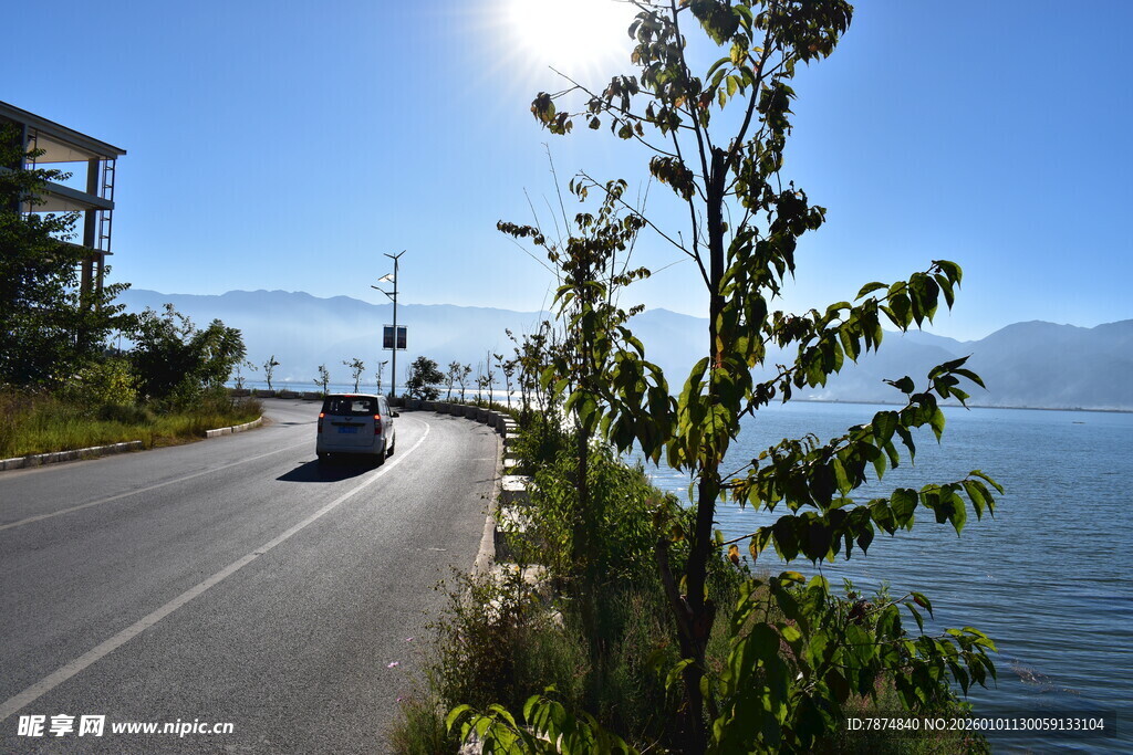 公路旁的车辆与湖景风光