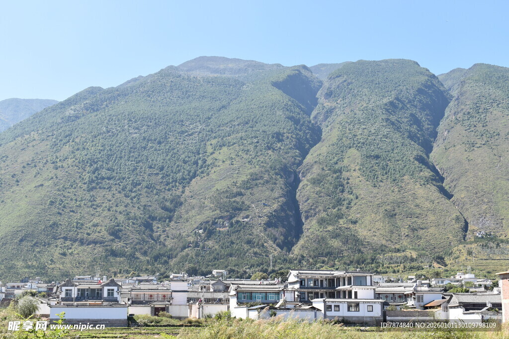 山脚下的村落风光