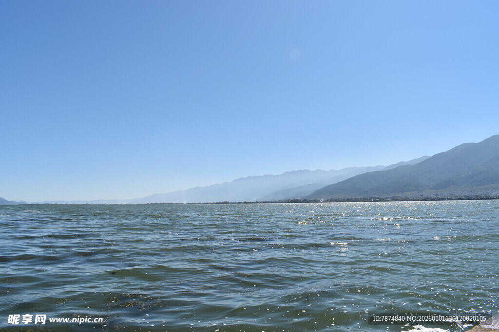 广阔湖面与远处山峦