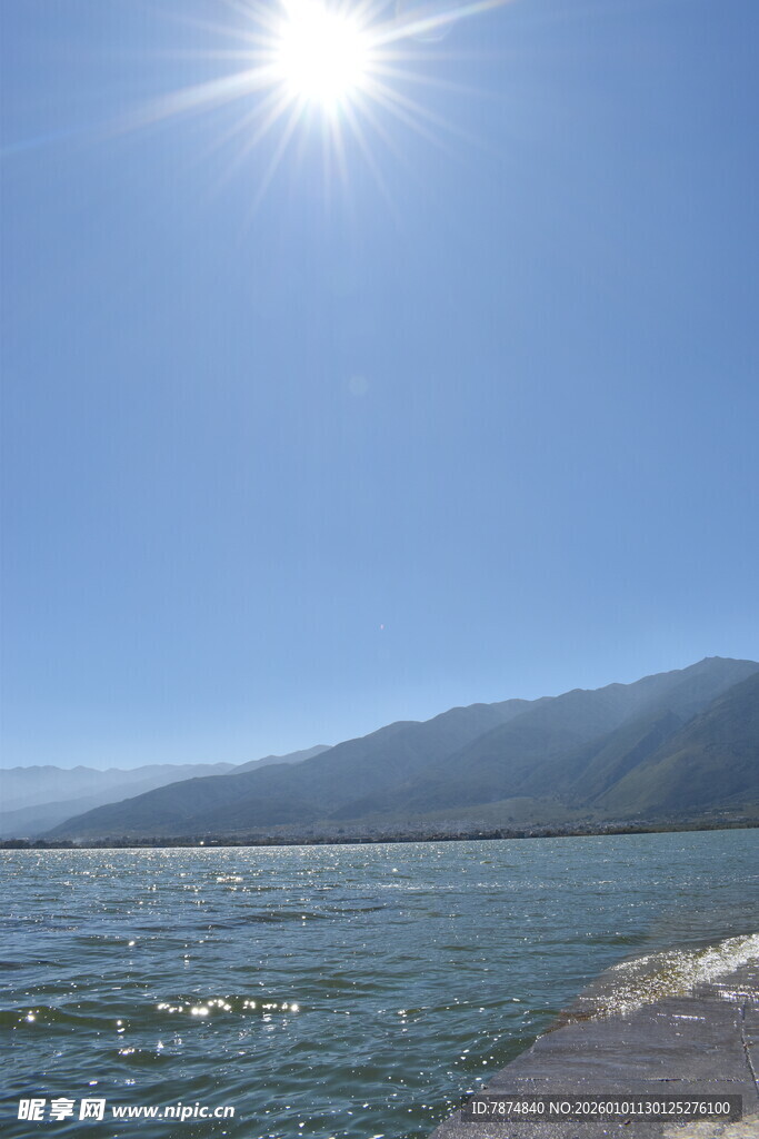 阳光照耀下的湖畔美景