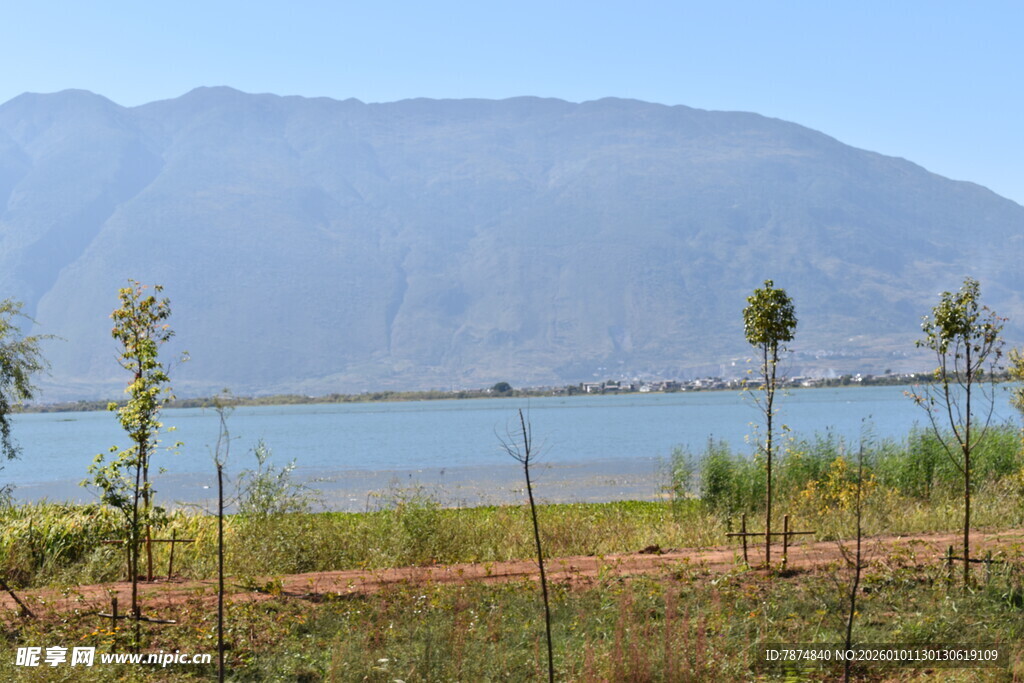 湖畔田园风光 远山近景
